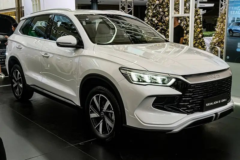 BYD Sealion 5 DM-i màu trắng, nhìn từ phía trước