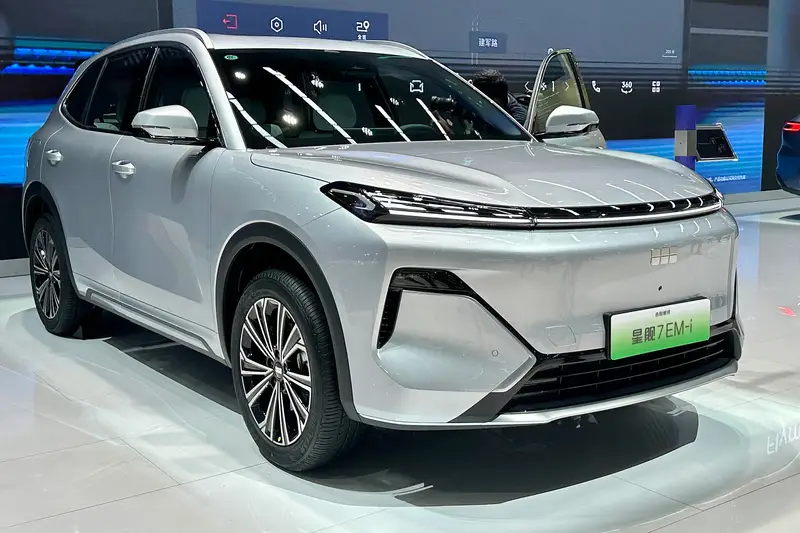 SUV hybrid sạc ngoài Geely EX5 EM-i màu bạc tại triển lãm