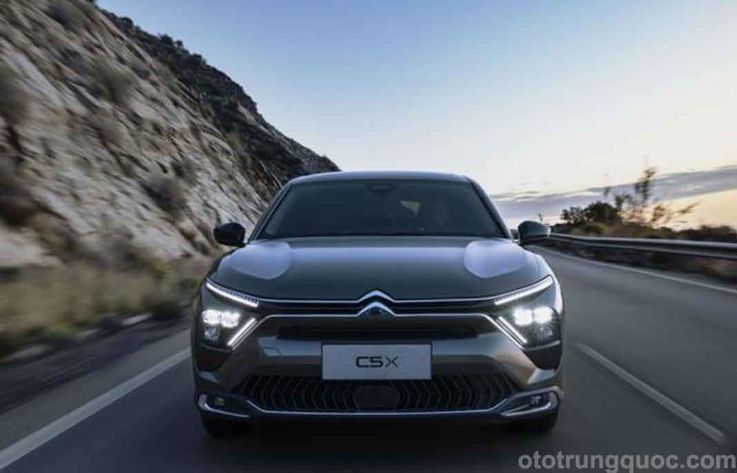 dải crom đôi kéo dài về phía 02 bên sau