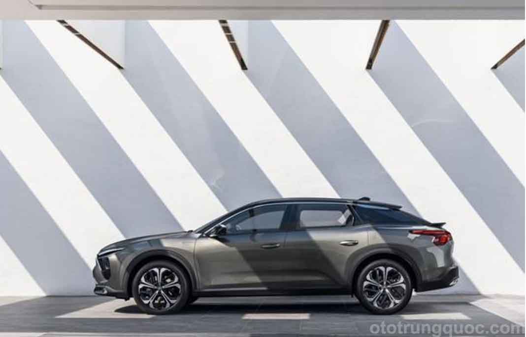 phần mái của Citroen C5X là sự kết hợp hơi hướng của Porsche Panamera Sport Turismo