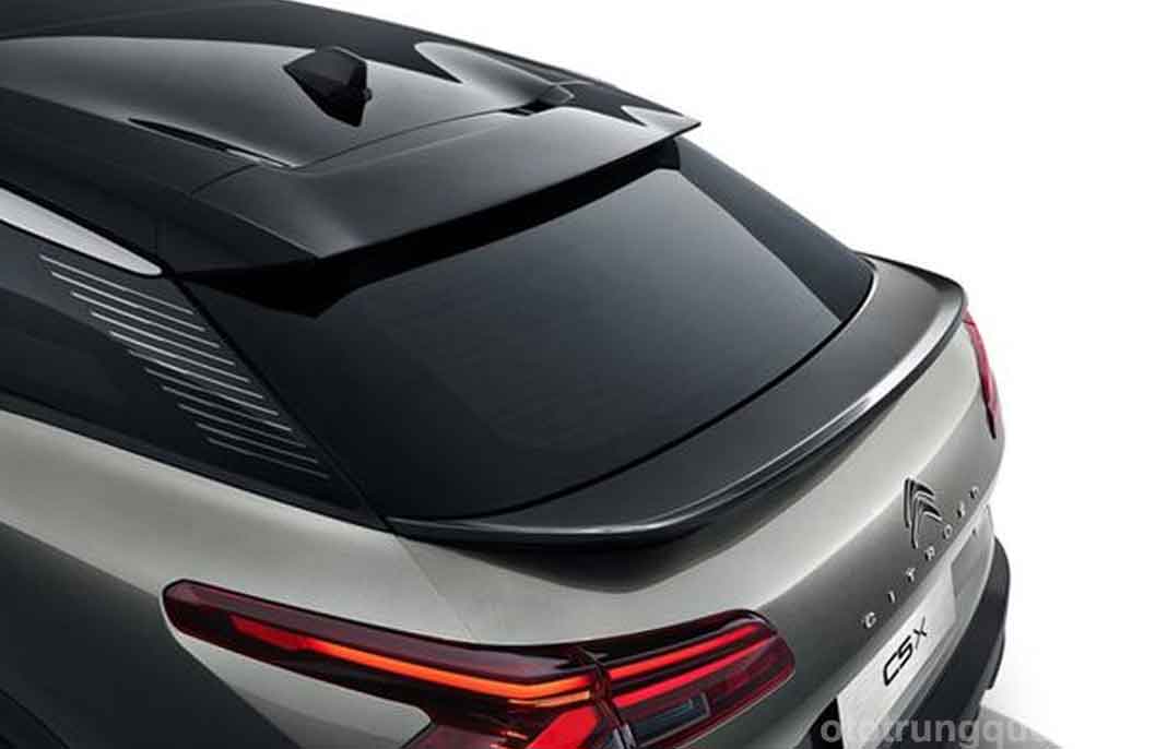 đèn hậu hình chữ X đồng bộ với đèn pha ở phía trước