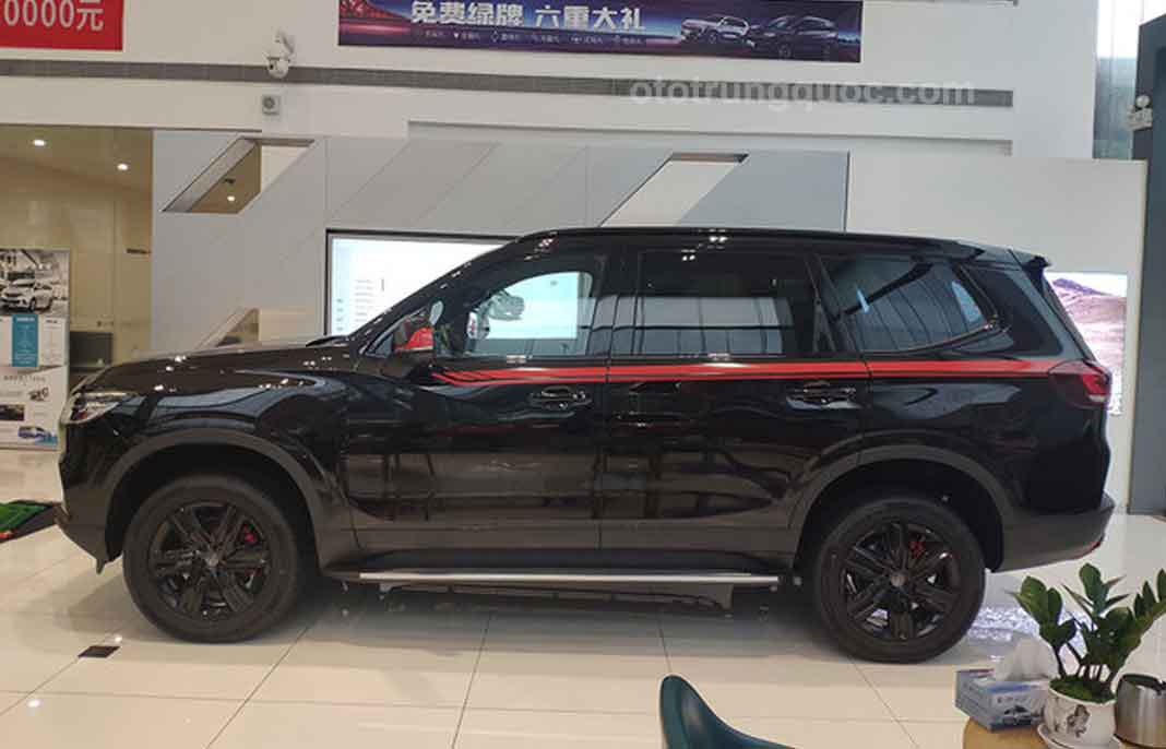 đường vân đỏ nổi bật ở giữa thân xe