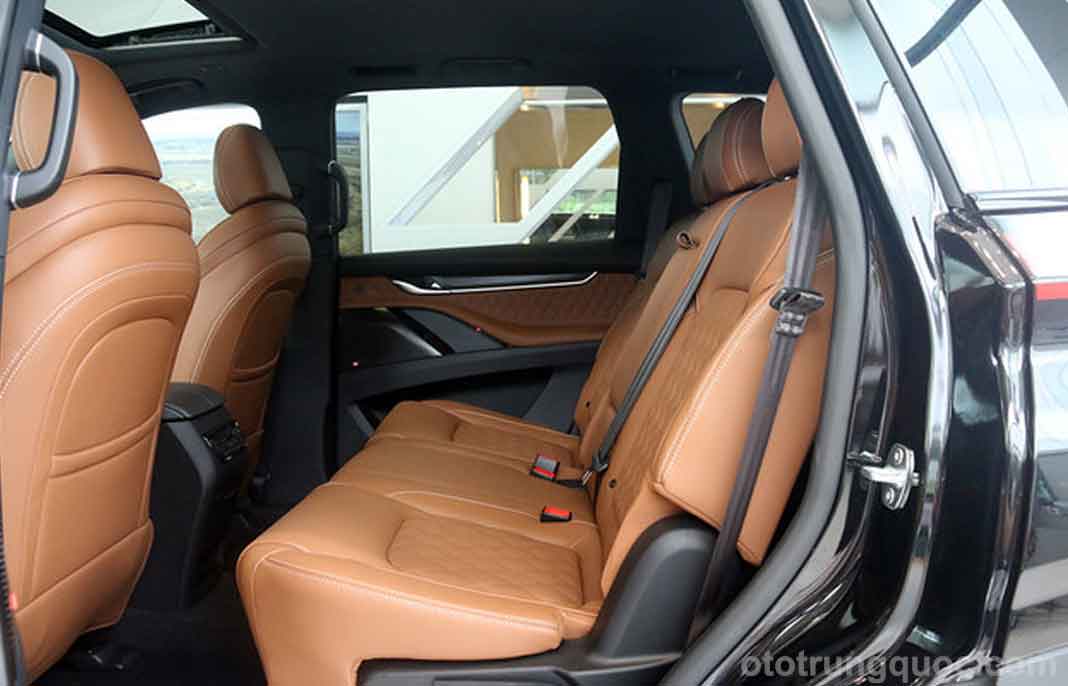 không gian hai hàng ghế trước và giữa là tương đối rộng rãi