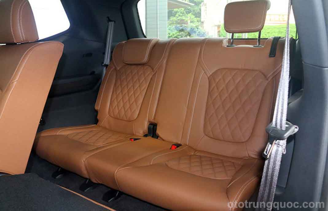 hàng ghế thứ ba ở cao hơn tất nhiên không thoải mái bằng