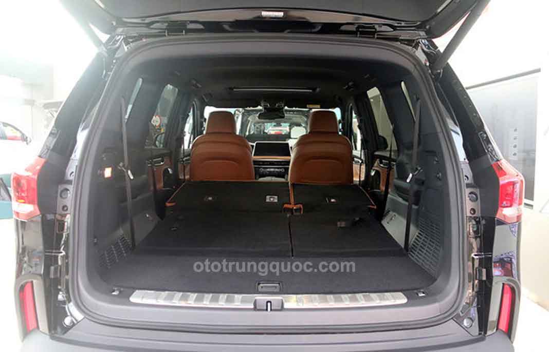 nếu có nhu cầu bạn có thể hạ luôn hàng ghế thứ hai xuống