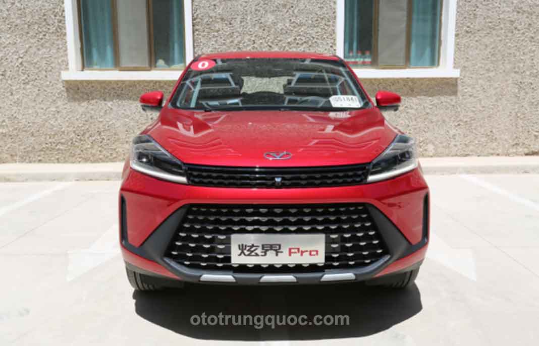 Mặt trước sử dụng một phong cách thiết kế hoàn toàn mớ