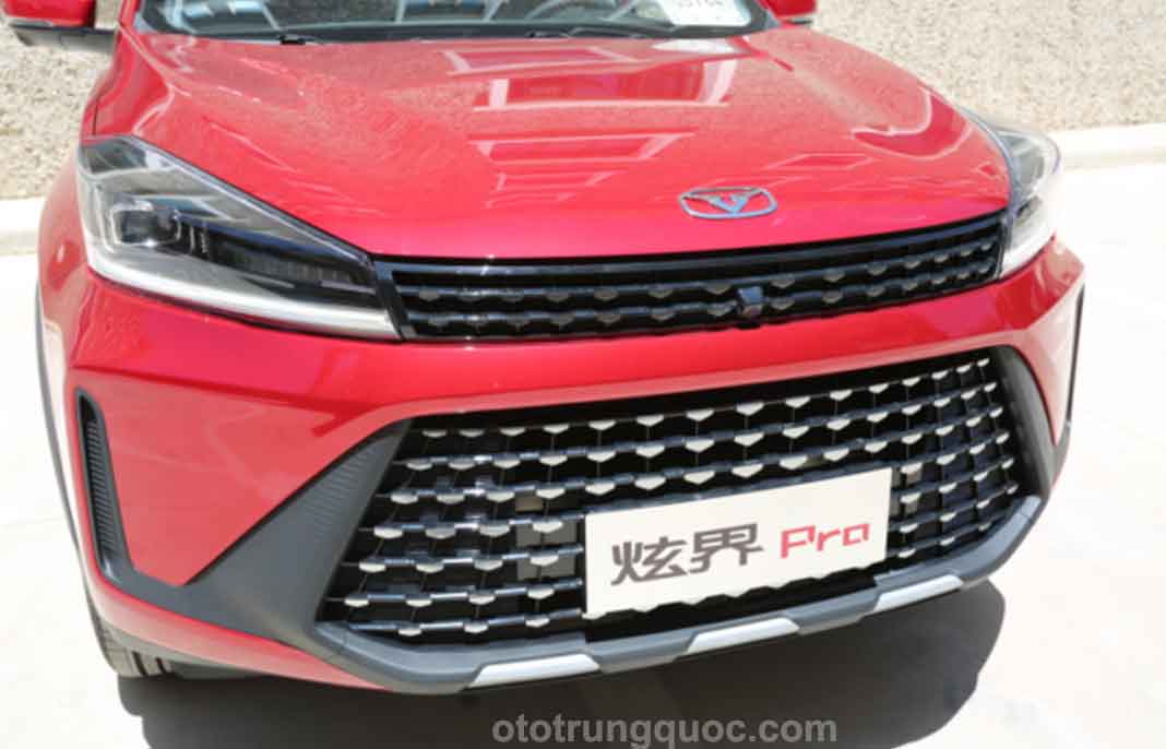 lưới trung tâm nằm thấp kết nối với đèn pha