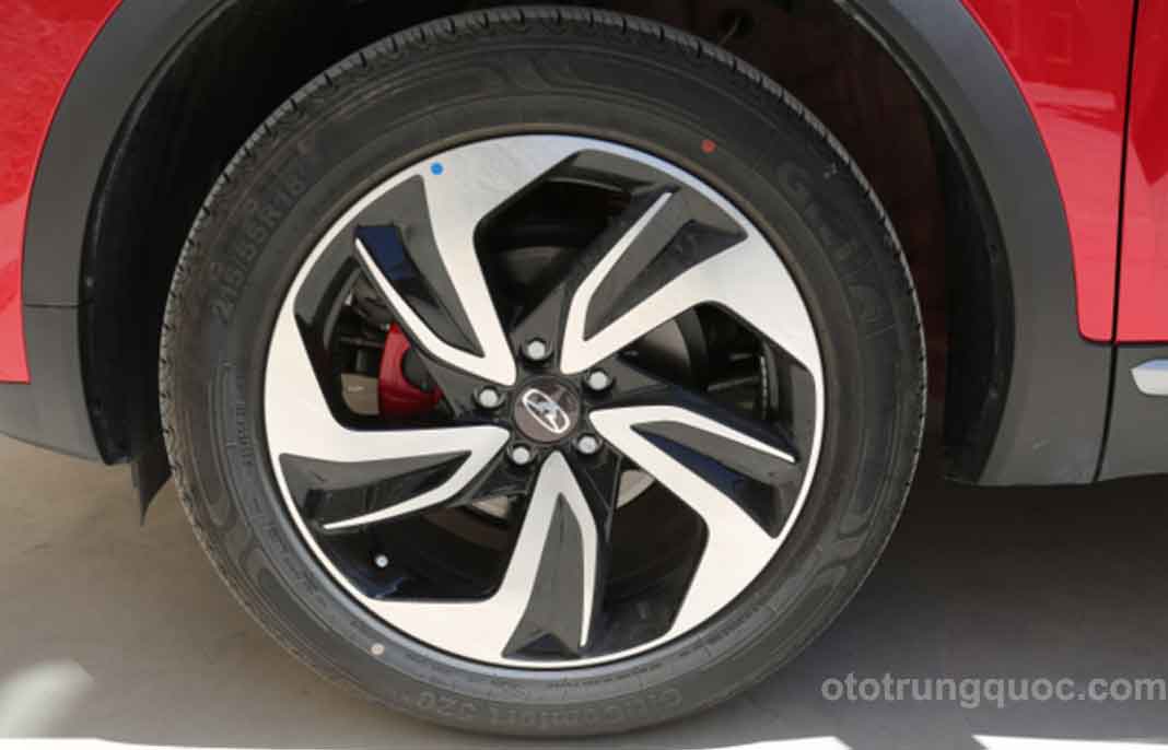 mâm xe với kích thước 18 inch và phanh màu đỏ