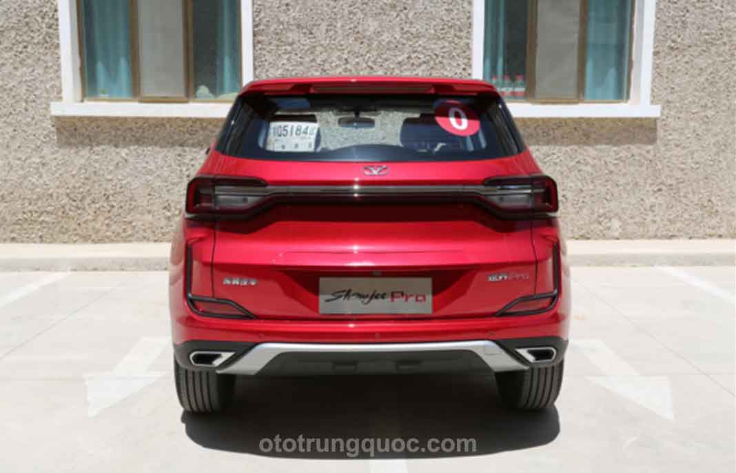 xe được bố trí 02 dải mạ crom độc lập làm có cảm giác hầm hố hơn