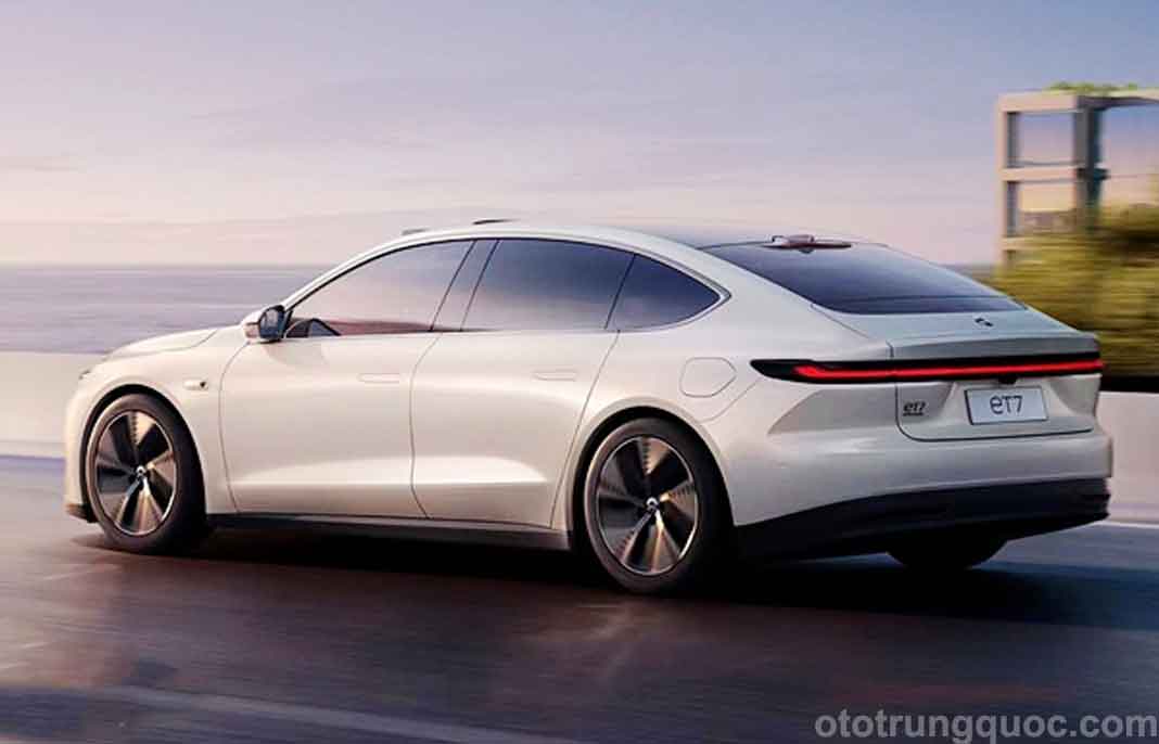 Bên hông xe, đường nét tổng thể khá hài hòa và liền lạc