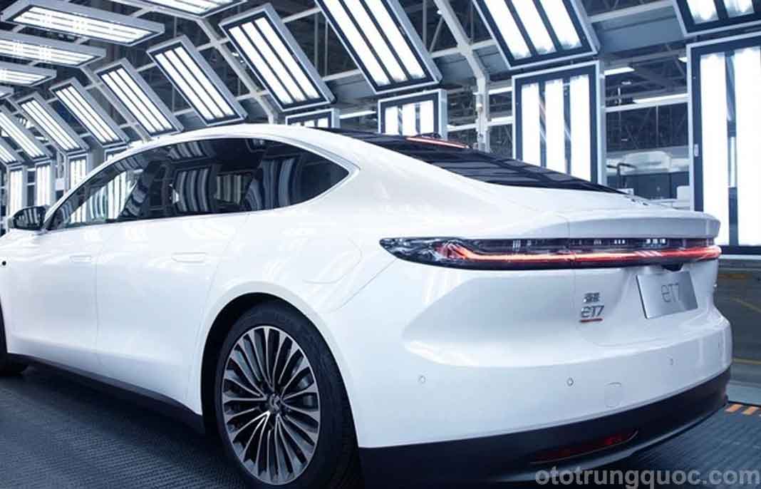 ET7 sử dụng thiết kế đèn hậu xuyên suốt,