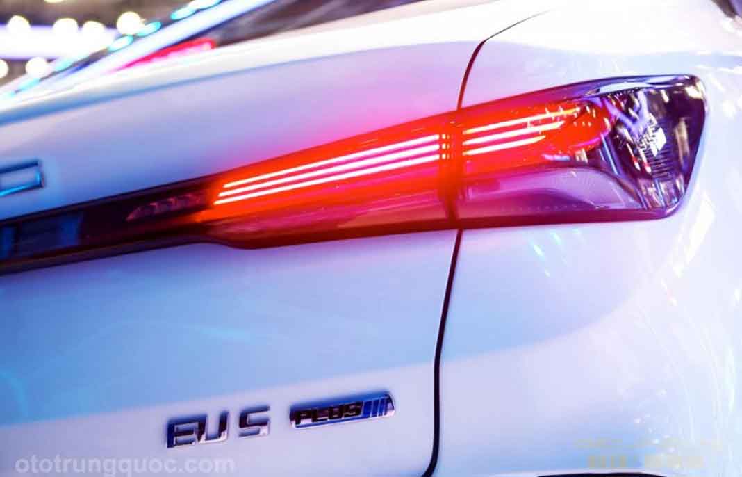 Đèn hậu LED hình cánh bay ngang xuyên suốt