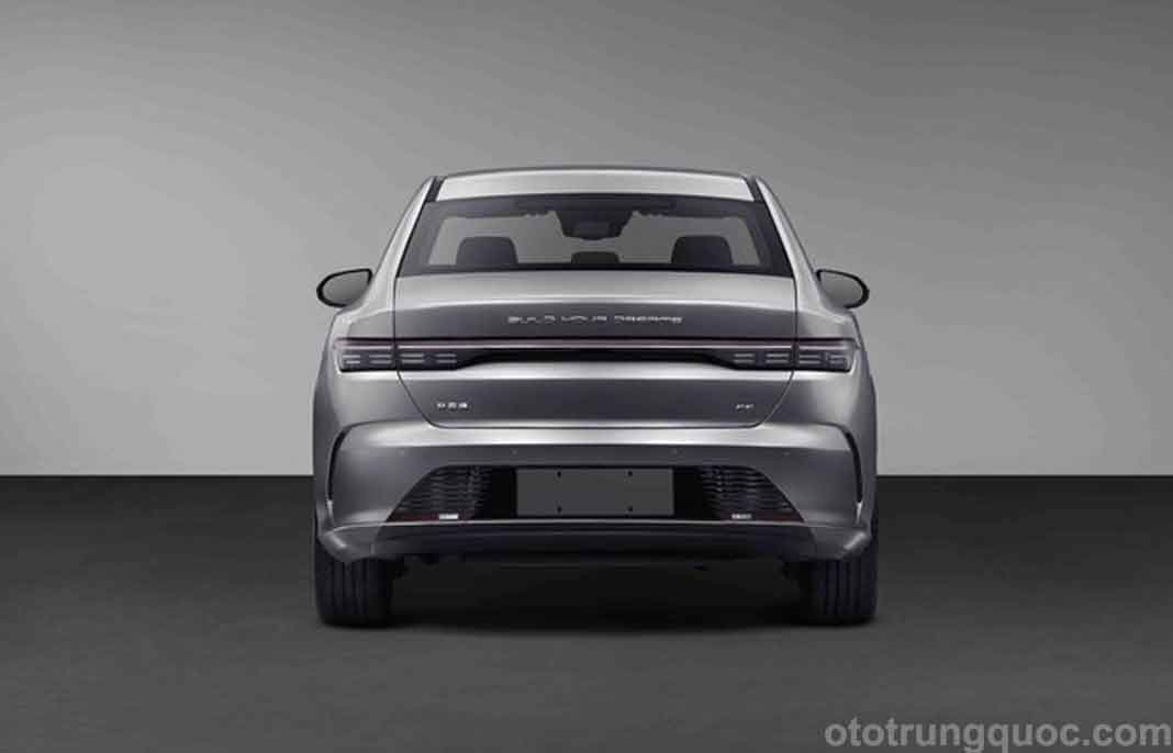 Thiết kế phía sau cũng khác với Qin Pro