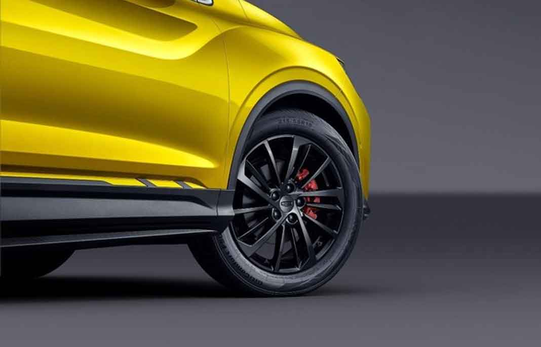 Sử dụng vành 18 inch đi kèm với má phanh được sơn đỏ