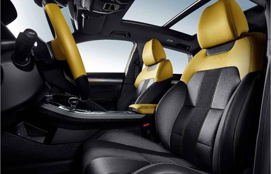 ghế kiểu thể thao bọc bằng da lộn, kết cấu hài hòa và tinh tế