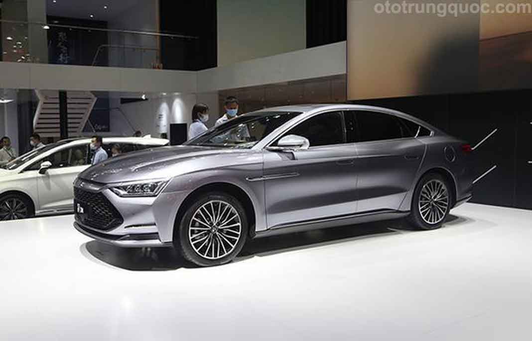 Cạnh hông xe có phong cách thiết kế tổng thể sắp đặt