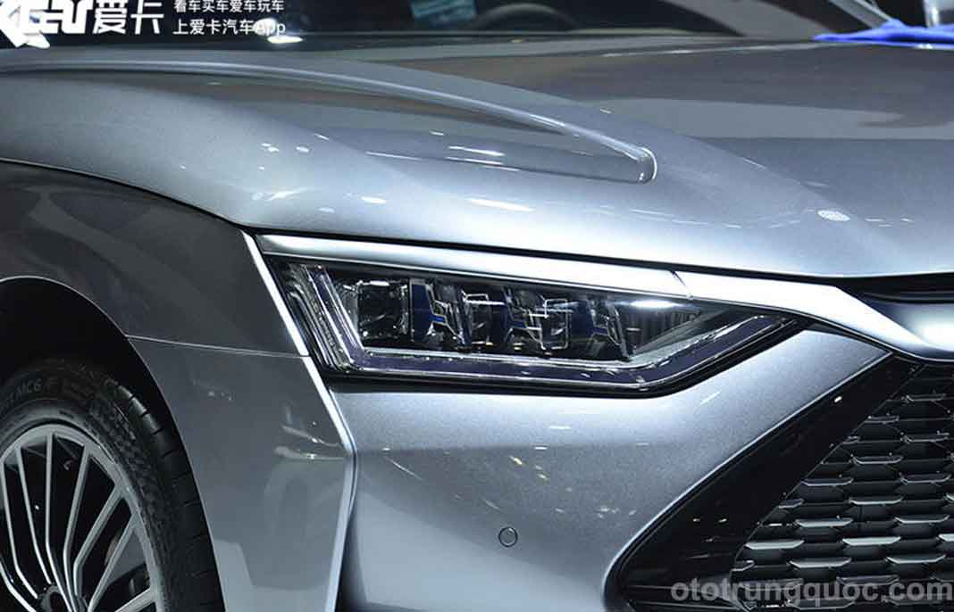Hình dạng đèn pha ở hai bên vô cùng tinh xảo