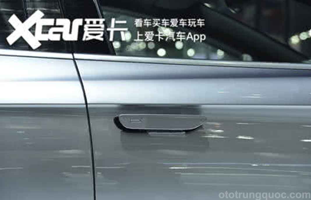 cửa kính không viền và thiết kế tay nắm cửa ẩn