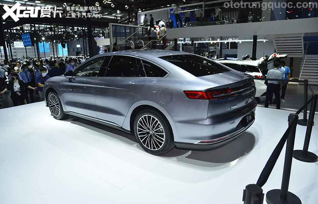 Đuôi xe có thiết kế tương tự các dòng xe trước