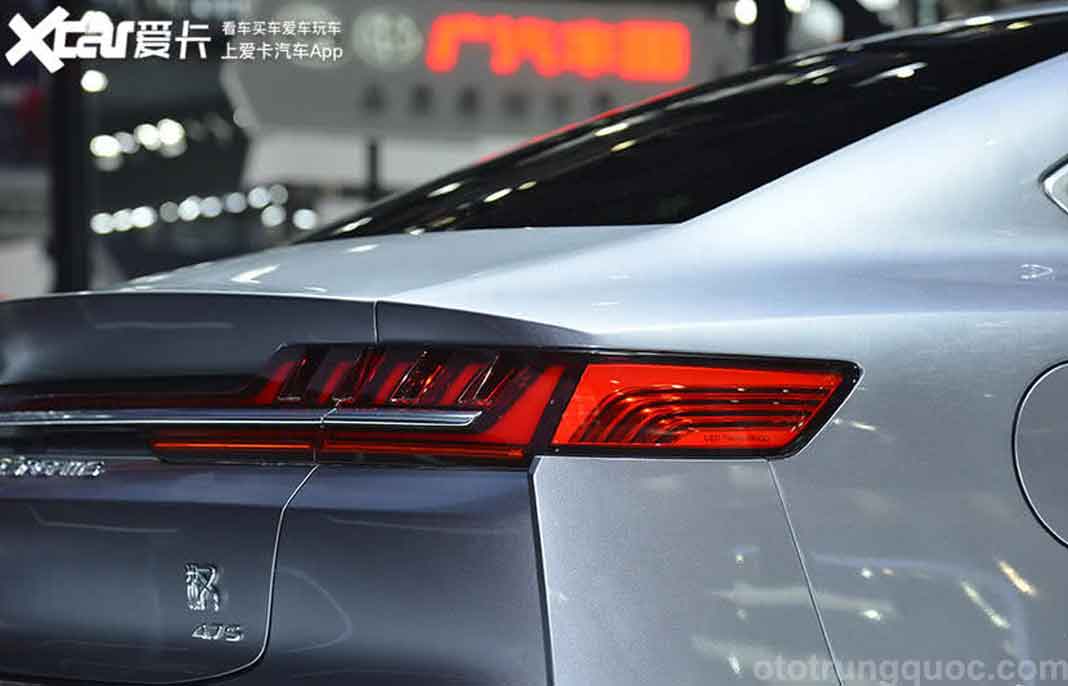 Đèn sau sử dụng thiết kế xuyên suốt lấy cảm hứng từ móng vuốt của rồng