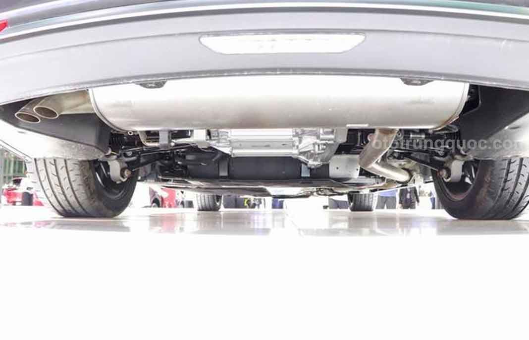 Khi nhìn vào khung gầm có thể thấy ống xả kép được thiết kế ẩn