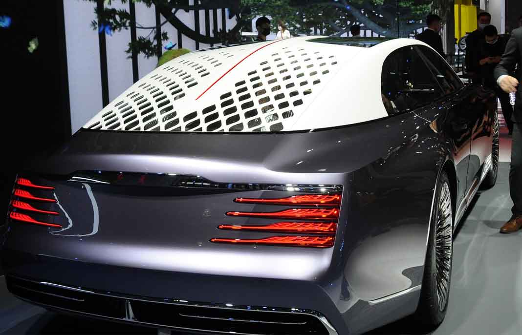 Đuôi xe thiết kế hoa văn như những mảnh kim cương