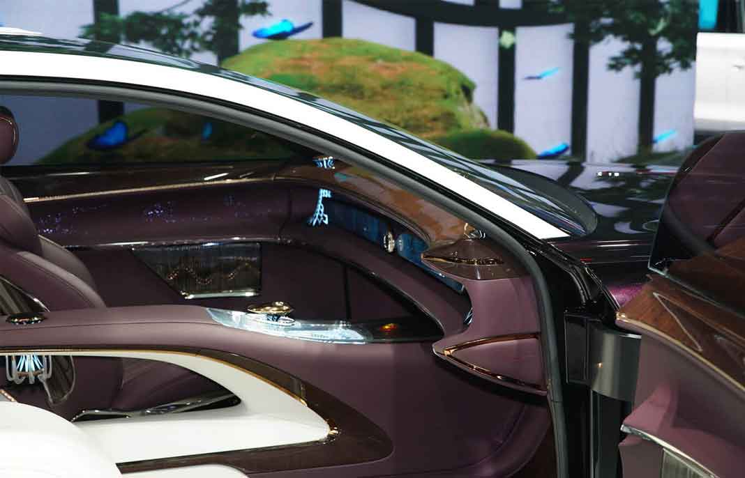 Không ghế lái và không có vô lăng điều khiển