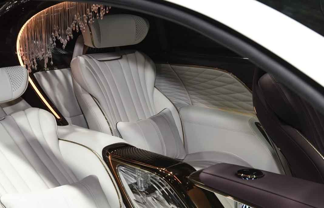 Đèn chùm treo trên trần xe lóa mắt và nổi bật