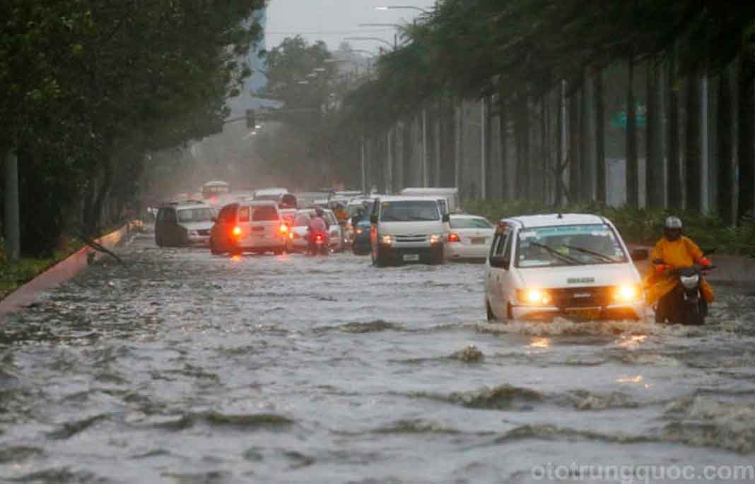 hãy nhờ hoặc thuê người nào đó đẩy xe vượt qua khỏi chổ ngập