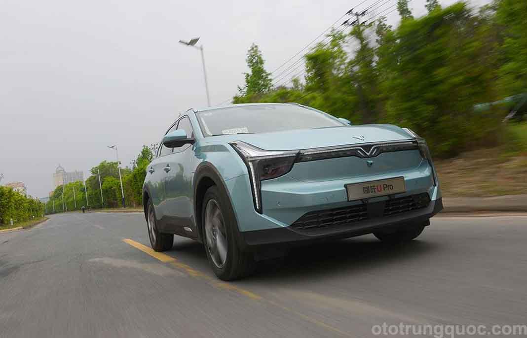 giúp xe chuyển động êm ái khi đi qua các vạch giảm tốc