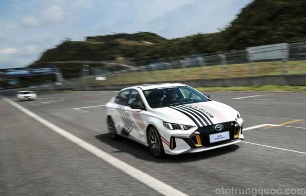 tiếng pô xe vang vọng, rất phấn khích