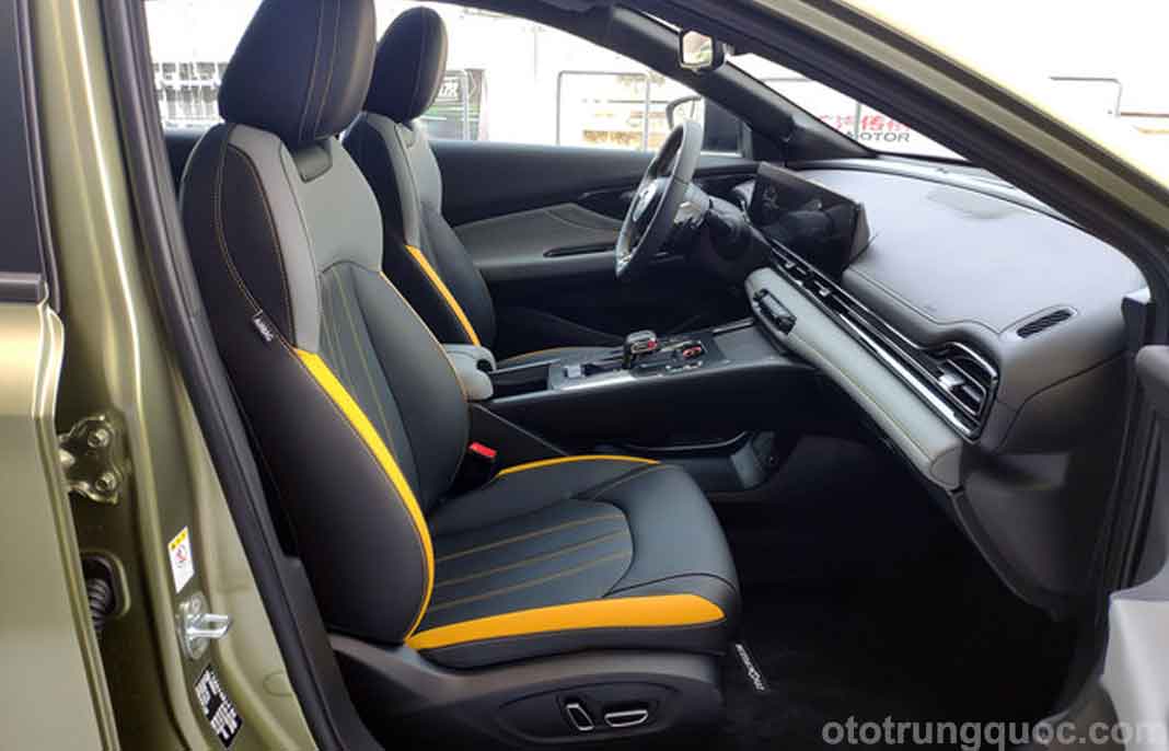 có rất nhiều hộp đựng ở xung quanh xe