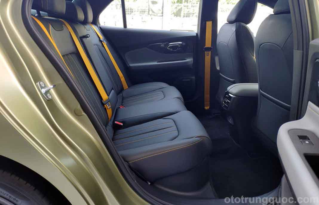 khoảng không gian trước và trên đầu thì không có gì phải lo lắng