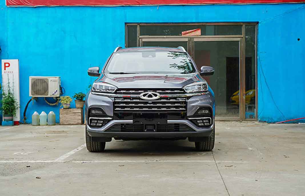 lưới tản nhiệt cỡ lớn mạ crom gần như chiếm toàn bộ mặt trước