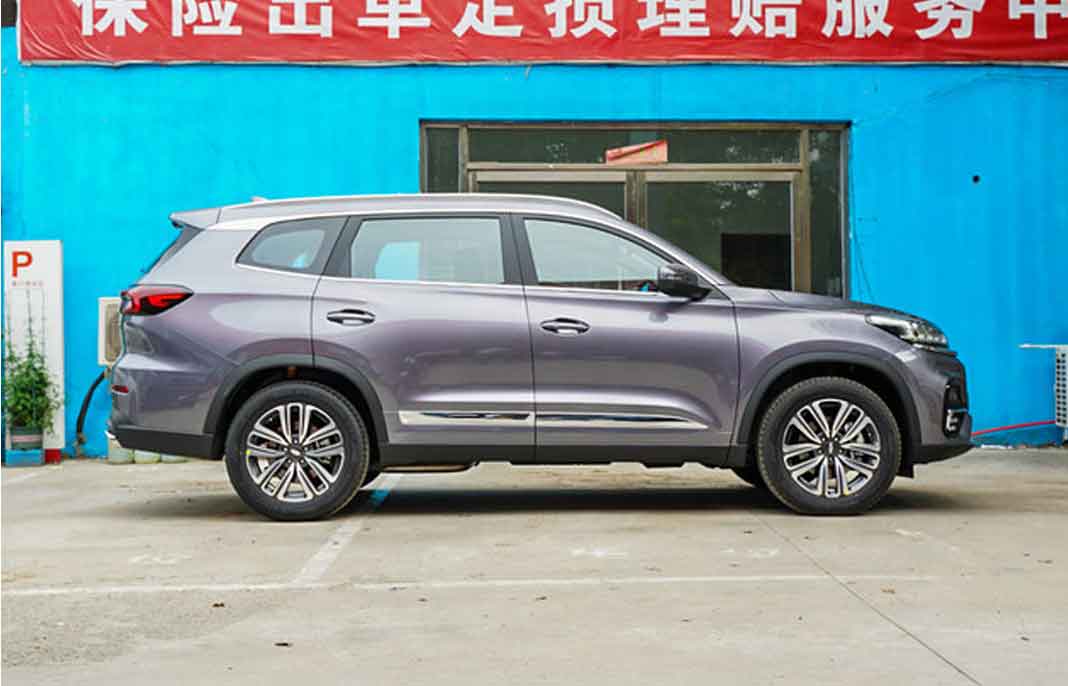 giá đỡ bằng kim loại làm nổi bật kết cấu xe