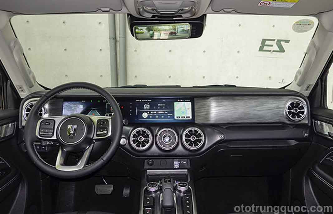 với vô lăng đa chức năng ba chấu, màn hình kép 12,3 inch