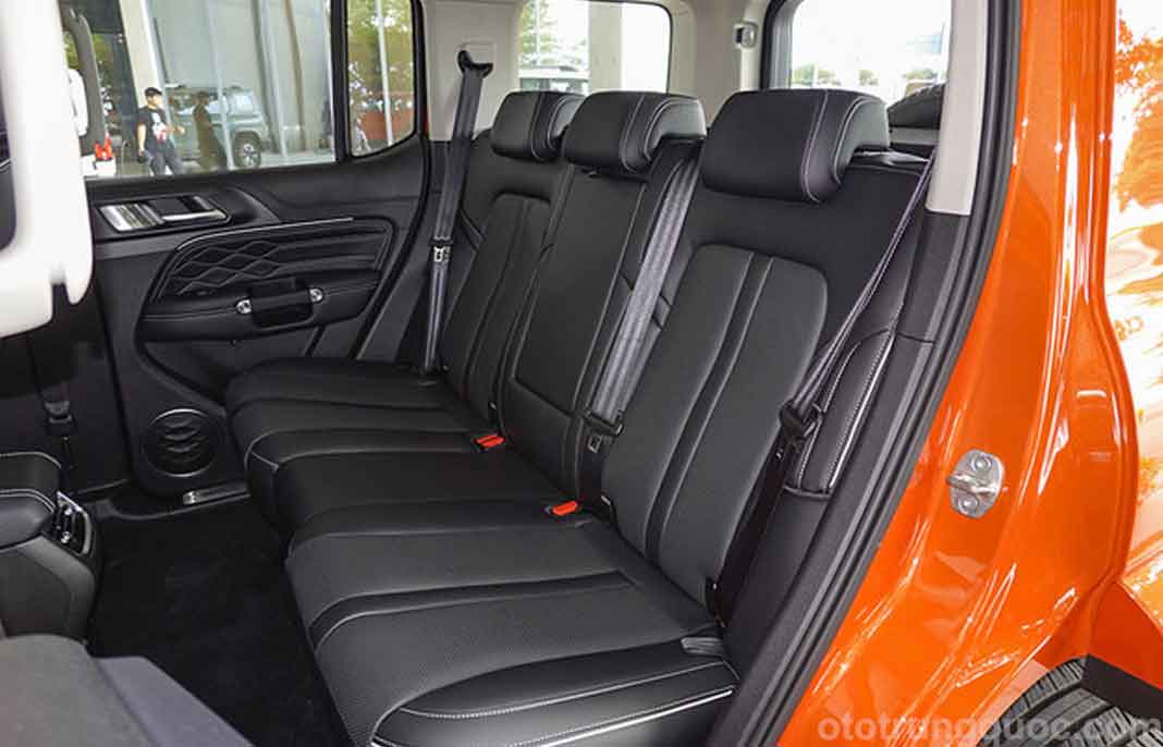 hàng ghế sau không gian phía trên đầu và chổ để chân rất rộng rãi